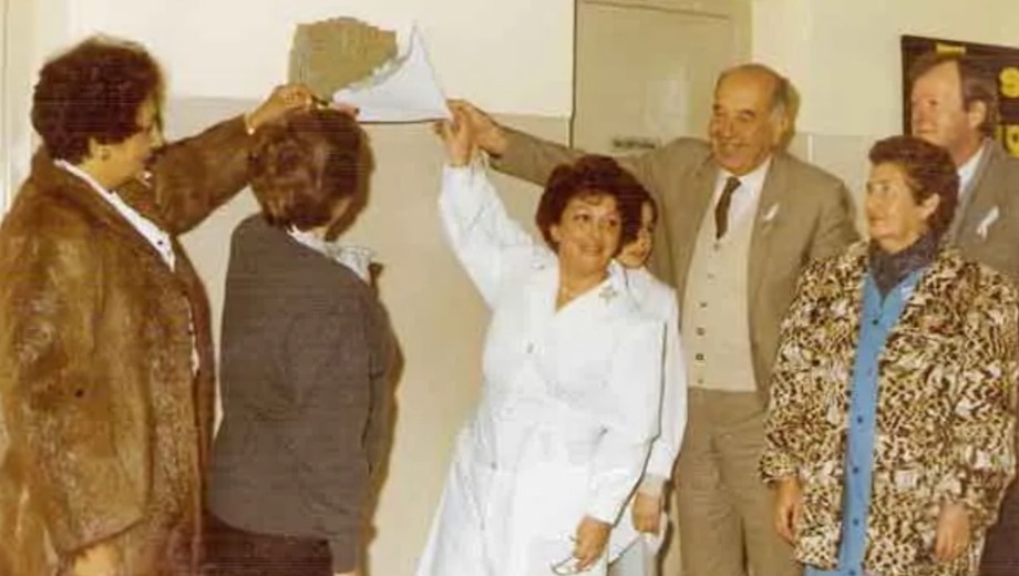 Yamili Sager de Pressello junto al exgobernador Felipe Sapag descubriendo la placa por la Bodas de Plata de la Escuela N°1. (Gentileza).