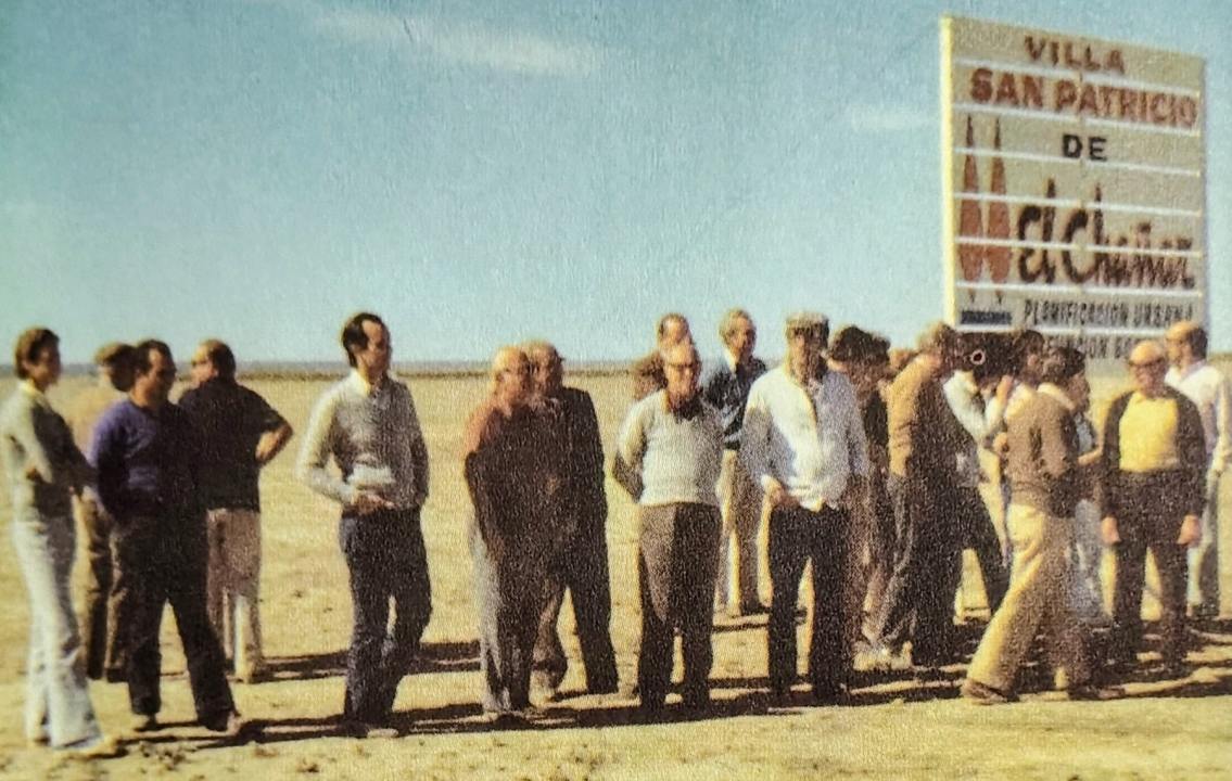 "Villa San Patricio de El Chañar", reza el cartel en esta histórica imagen. Foto extraída de "El Visionario", de Javier Avena.