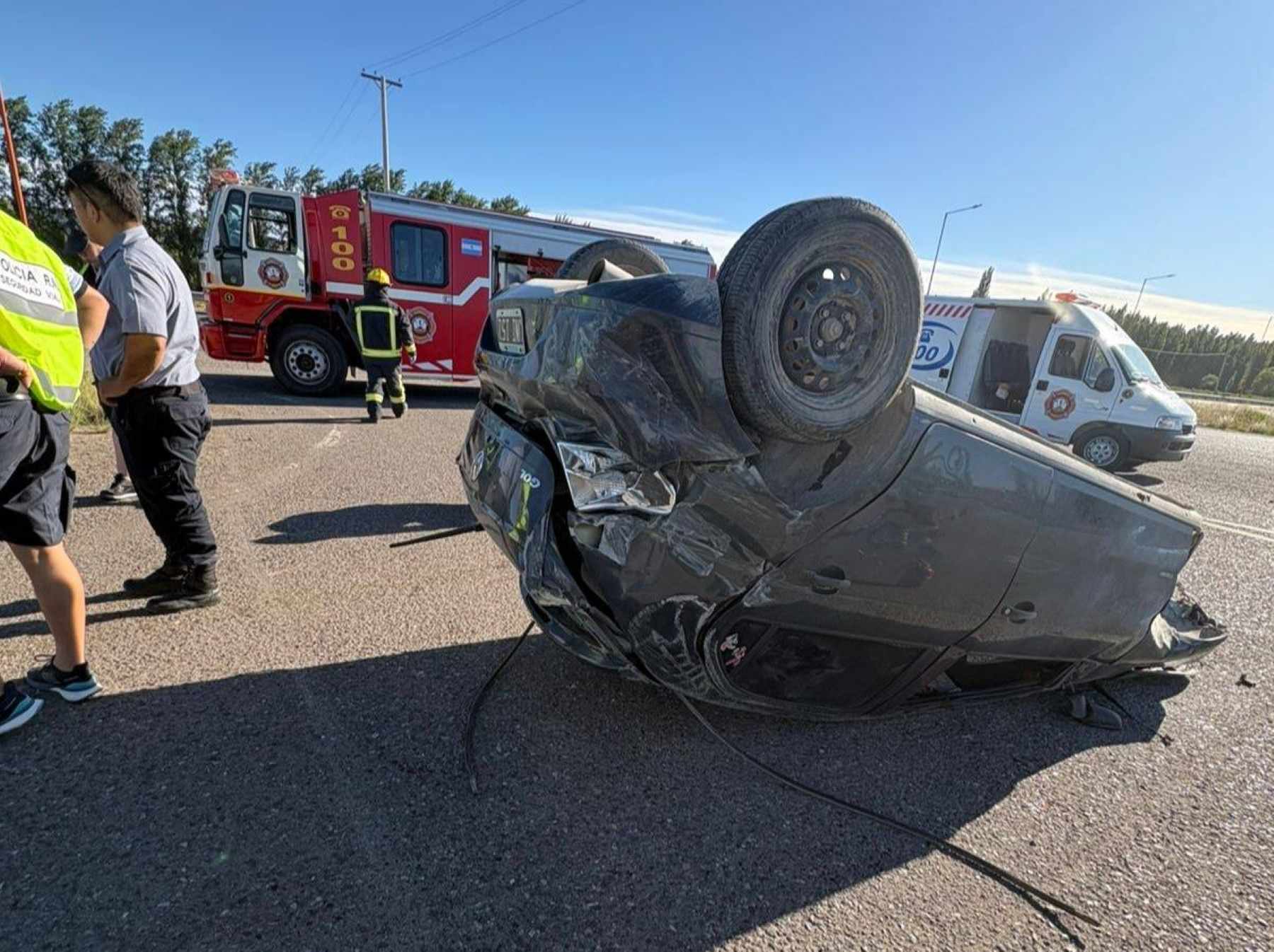 Cuatro heridos en un vuelco sobre la Ruta 22, cerca de Villa Regina