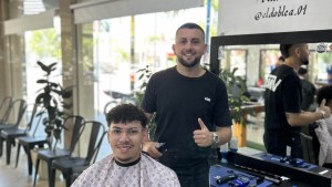 El barbero solidario: cortes con estilo que hacen felices a los niños de Río Negro