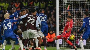 Dibu Martínez fue el villano favorito en la remontada de Aston Villa ante Chelsea