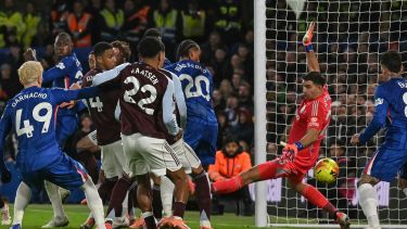 Dibu Martínez fue el villano favorito en la remontada de Aston Villa ante Chelsea