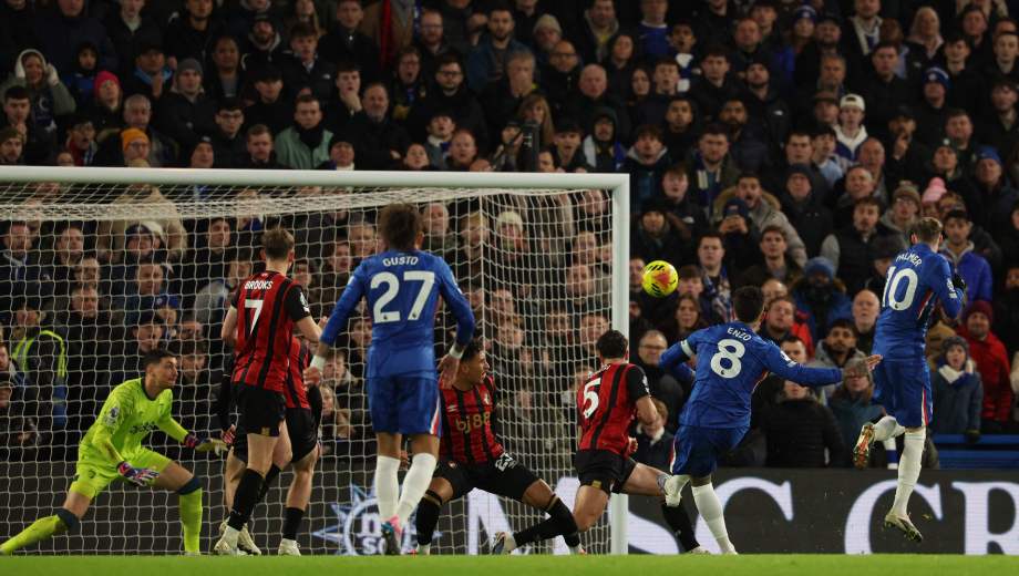 Enzo Fernández y una gran definición ante el Bournemouth. (Photo by Adrian Dennis / AFP) / RESTRICTED TO EDITORIAL USE. No use with unauthorized audio, video, data, fixture lists, club/league logos or 'live' services. Online in-match use limited to 120 images. An additional 40 images may be used in extra time. No video emulation. Social media in-match use limited to 120 images. An additional 40 images may be used in extra time. No use in betting publications, games or single club/league/player publications. /