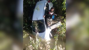 El festejo navideño que terminó mal: manejaba con 1,44 gramos de alcohol en sangre y cayó adentro de un canal en Cipolletti