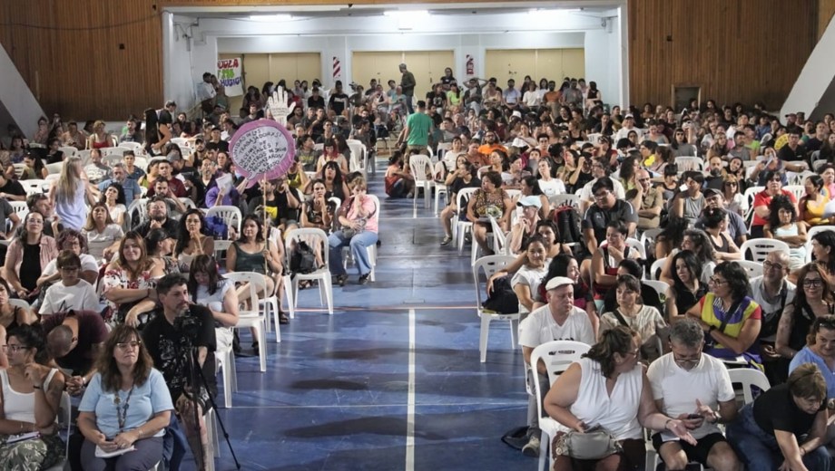 En la asamblea de ATEN Capital se rechazó la propuesta del Gobierno. Foto: Cecilia Maletti.