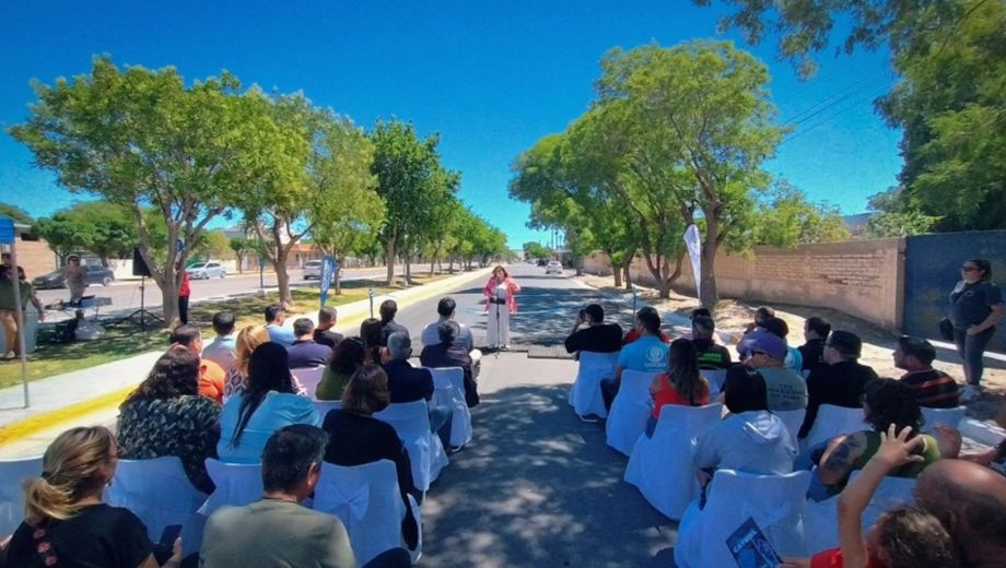 La inauguración conto con la presencia de funcionarios, empresarios, miembros de la OUCRA y vecinos. Foto: municipio de Catriel. 