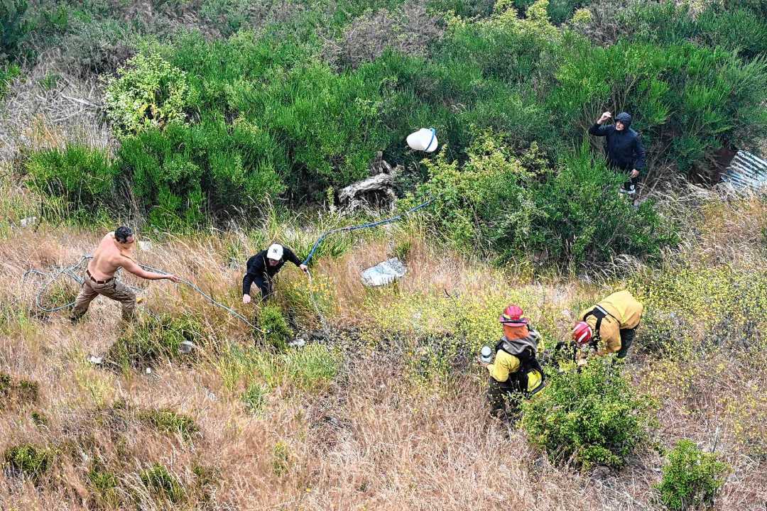 Controlan el incendio de Bariloche: el fuego se desató cerca de un sanatorio y afectó viviendas - Image 3