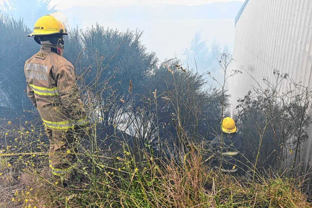 Controlan el incendio de Bariloche: el fuego se desató cerca de un sanatorio y afectó viviendas - Image 2