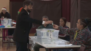 Balotaje en Chile: Gabriel Boric votó por última vez como presidente y descartó que sea un plebiscito a su gestión
