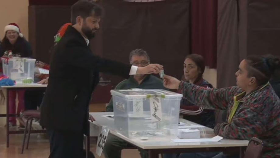 Gabriel Boric votó en el balotaje de Chile. Foto: Gentileza Infobae. 