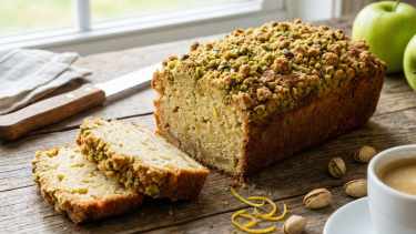 Receta rápida: budín de manzana y limón con crumble de pistachos, perfecto para meriendas especiales