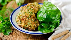 Receta fácil para las fiestas, sin harina ni fritura: cómo hacer buñuelos de acelga con solo cuatro ingredientes