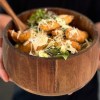 Imagen de Cómo hacer una deliciosa ensalada Caesar con bastones de pollo crocante