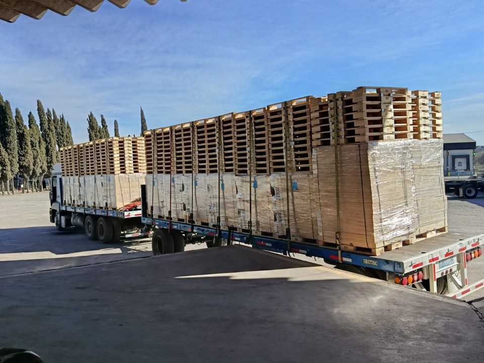 Camión con bins recién importados. Foto: gentileza estudio Cominter.