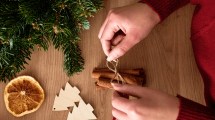 Imagen de Canela en el árbol de Navidad: qué significa y cómo usarla para atraer buena energía