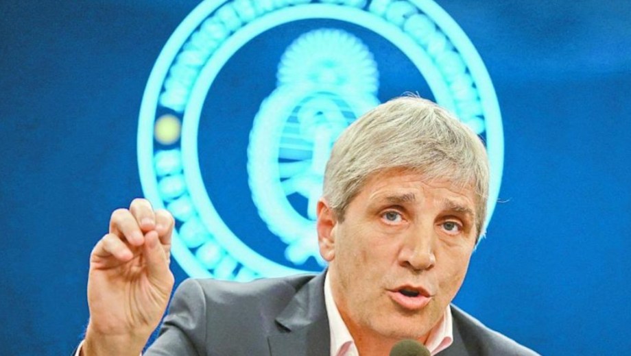 Luis Caputo, con medidas en el Banco Central. Foto: AFP. 