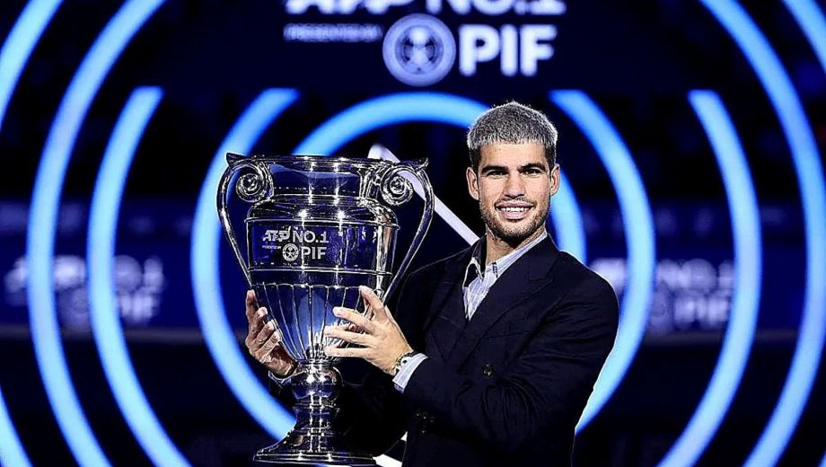 El español, con el trofeo a mejor tenista del año. También embolsó muchos dólares. (ATP)