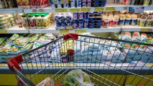 Se hicieron pasar por repositores y golpearon a empleados con un martillo: así entraron a un Carrefour de Neuquén