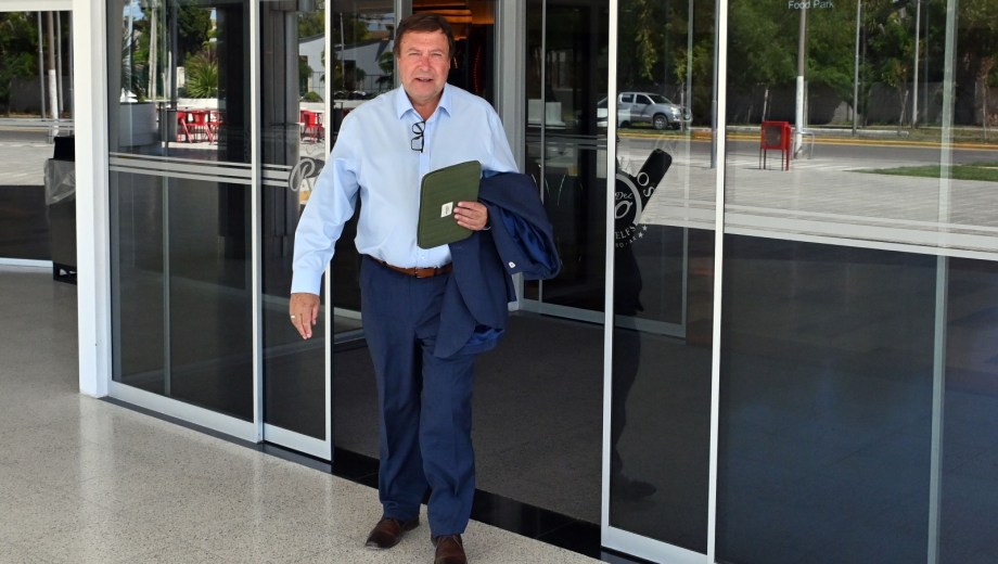 El gobernador Weretilneck fue el último en retirarse de la reunión que armó entre el consultor "Derek" Hampton con sus legisladores y funcionarios. Foto: M. Ochoa.