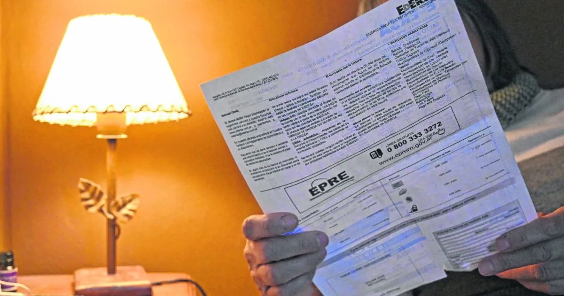 Bajarán un 60% los impuestos en las boletas de luz y gas de Río Negro: cómo impactará en el monto a pagar