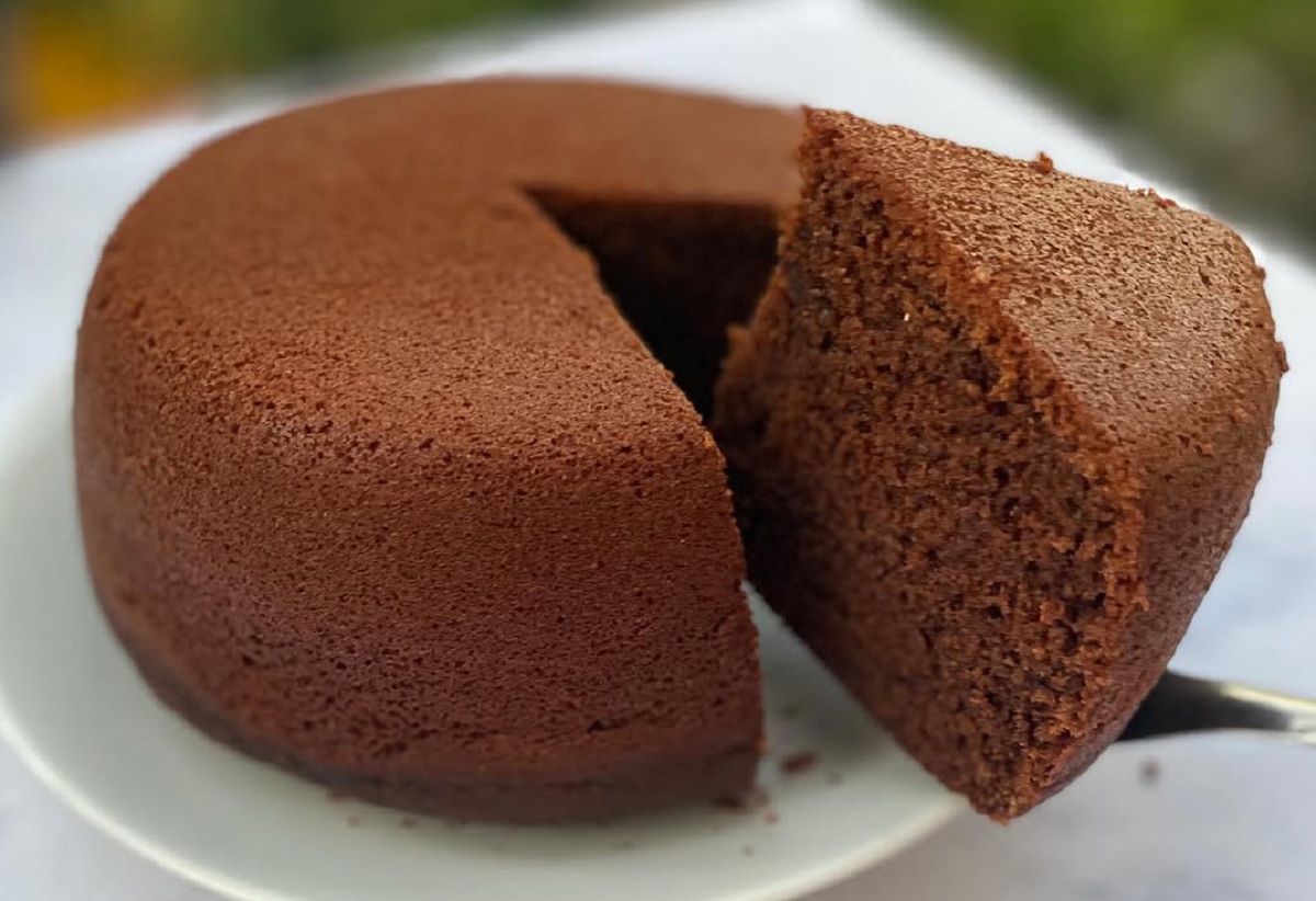 Receta de torta esponjosa de chocolate sin horno ni batidora