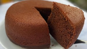 Torta esponjosa de chocolate: cómo hacerla sin horno y sin batidora