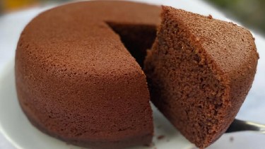 Torta esponjosa de chocolate: sin horno y sin batidora, facilísima