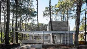 Una joya escondida en la costa: esta casa brilla en el bosque a orillas del mar de una playa exclusiva