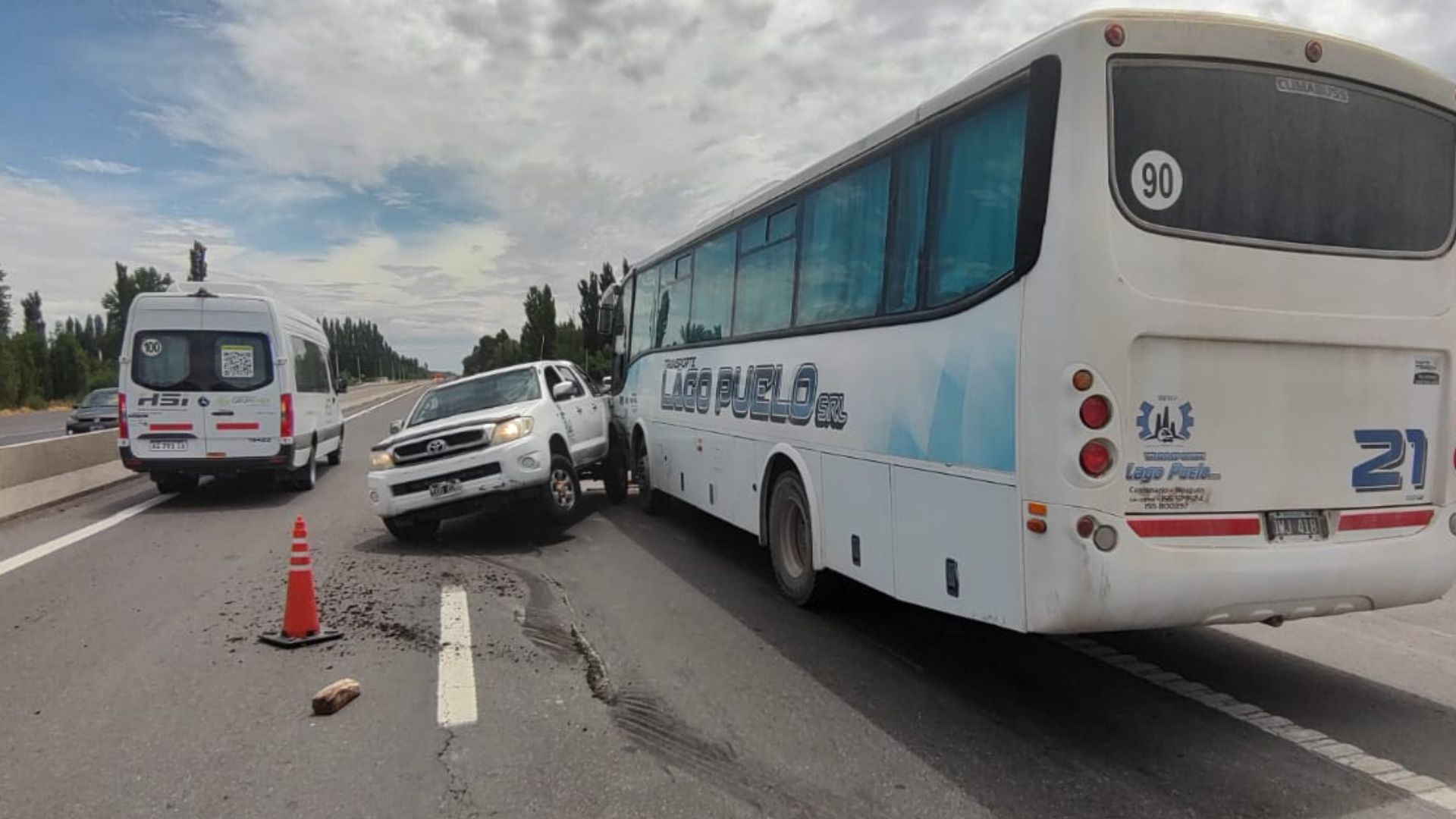 Un choque entre un colectivo y una camioneta complicó el tránsito sobre ...