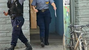 Lo imputaron por agredir con una botella a un policía en una plaza de Cipolletti