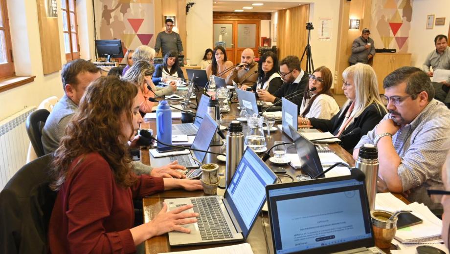 Concejales analizan punto por punto los cambios en la ordenanza fiscal y tarifaria. Hay revisiones. Foto: Chino Leiva
