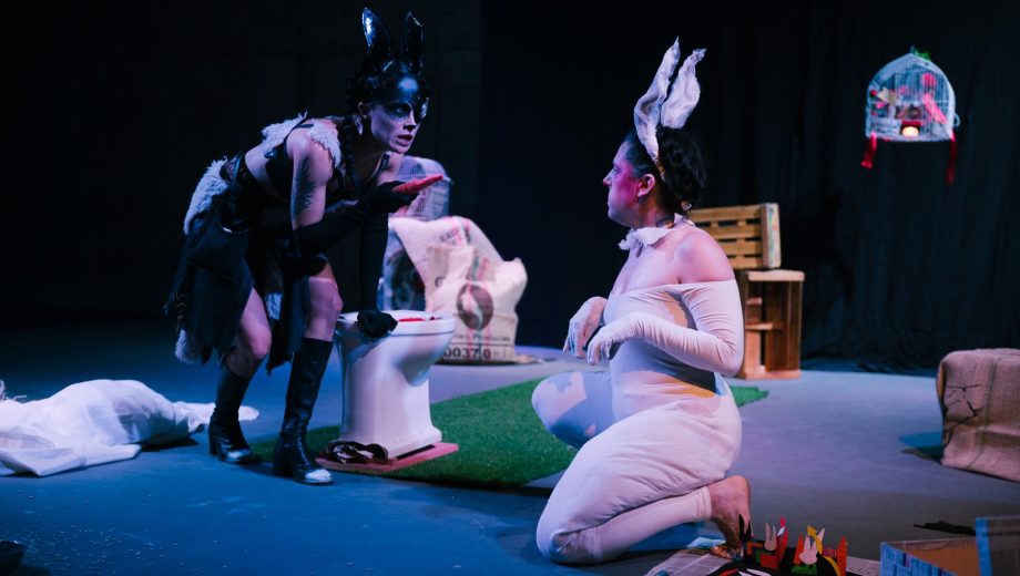 “La obra es un absurdo con mucho de comicidad. Por lo menos la respuesta del público ha ido hacia ese lugar”, dice Busechian, actriz de "Cuando los animales dueran". (Foto: demichelisluciana)