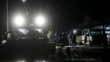 Al menos 18 migrantes murieron al hundirse un bote inflable en Grecia