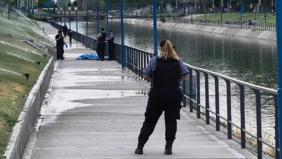 Encuentran un cuerpo en el canal grande de Roca. Foto: Alejandro Carnevale