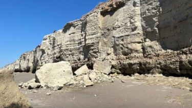 Gran derrumbe de acantilados en Las Grutas: piden a turistas extremar precauciones y mantener distancia