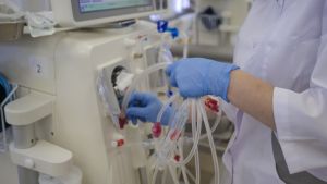 El único centro de diálisis de Valle Medio enfrenta escasez de profesionales y realiza derivaciones a Regina