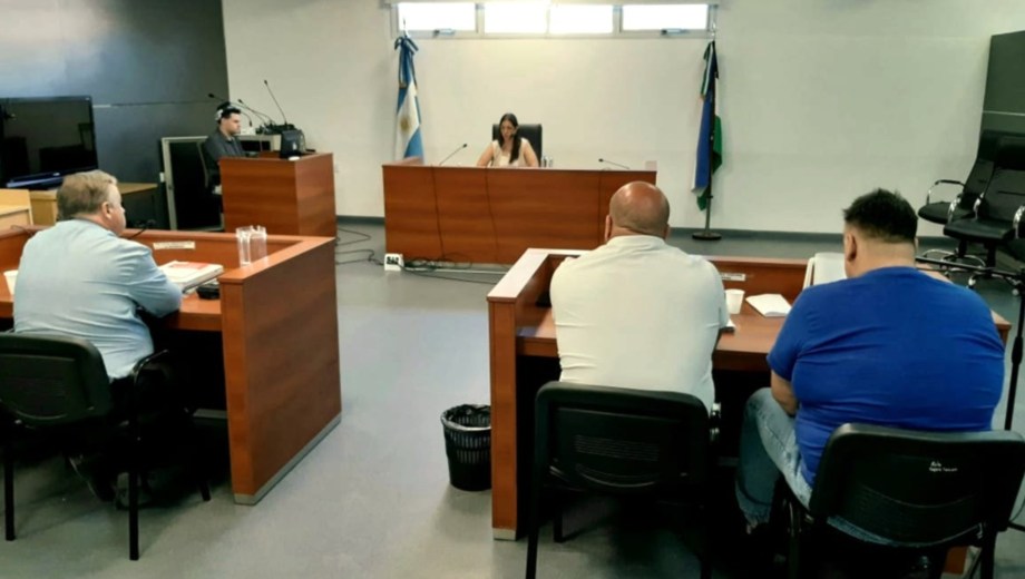 La jueza de revisión ratificó la prisión preventiva por riesgo de entorpecimiento y resguardo de testigos vulnerables en la causa por doble homicidio.
