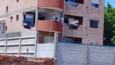 Video | Impactante explosión en un edificio del centro oeste de Neuquén: una mujer fue hospitalizada