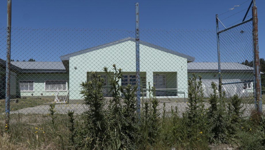 La Escuela Especial 6 de Bariloche funciona en el centro Ruca Che del barrio Nahuel Hue porque su edificio propio está en obra. (foto Marcelo Martínez)