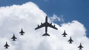 Video | Sorpresa en el cielo: los F-16 irrumpieron en Buenos Aires y cientos de vecinos frenaron para verlos