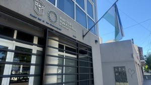 Lo imputaron por agredir a su expareja, su hermana y a policías en Viedma: terminó con preventiva