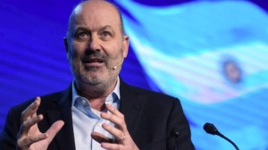 Federico Sturzenneger habló sobre la Reforma Laboral: cuánto bajará el sueldo si te lesionas «jugando al futbol»