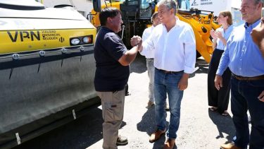 Rolando Figueroa entregó máquinas para Vialidad y aguarda una respuesta del gremio por la paritaria