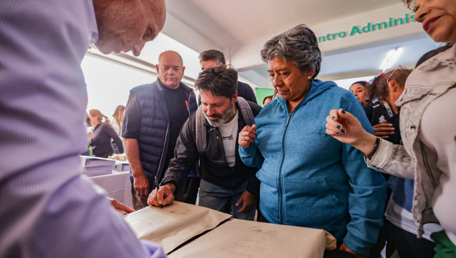 Vecinos de los barrios de Bariloche que serán beneficiados con la obra de agua firmaron los sobres de la licitación. Foto: Gentileza 