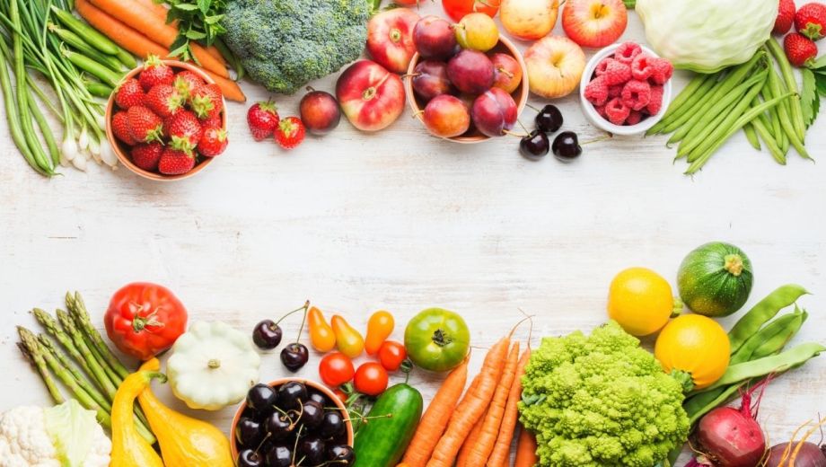 Durante una ola de calor, mantener una buena hidratación es esencial para prevenir mareos, fatiga y golpes de calor, sobre todo en personas mayores, niñas y niños o quienes trabajan al aire libre.