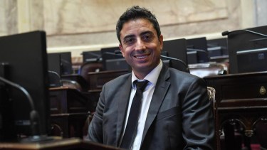 Quién es Enzo Fullone, el roquense que reemplazó a Lorena Villaverde en el Senado