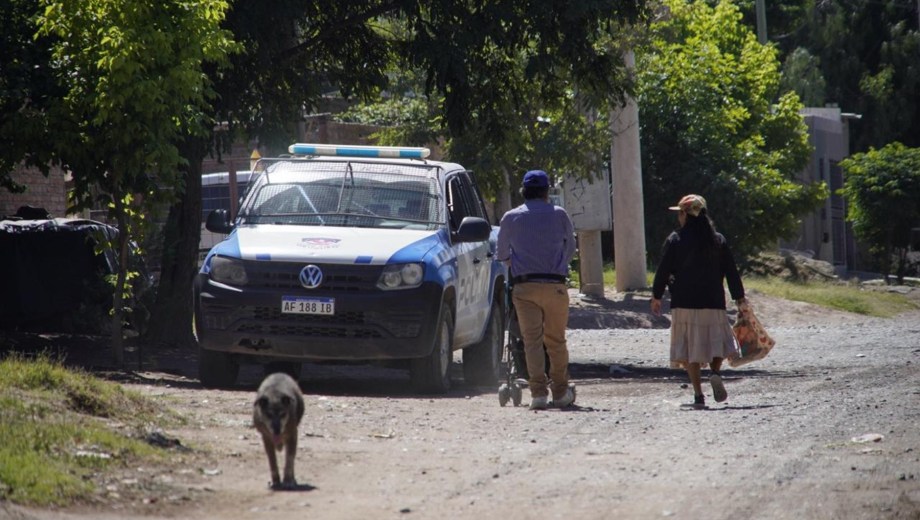 Este lunes seguía la consigna policial en el domicilio de la víctima. Foto Cecilia Maletti.