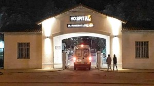 Violento ataque en Roca: apuñaló a un motociclista, hirió a dos policías y terminó detenido