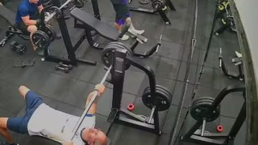 Accidente fatal en un gimnasio de Brasil: un hombre murió por la caída de una barra en su pecho
