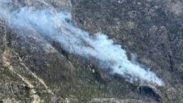 Se complica la lucha contra el incendio en Río Turbio: la combustión vegetal no cesa en todo el perimetro